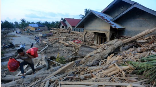 Kayu gelondongan yang terjang rumah warga di Tapsel pada banjir bandang beberapa waktu lalu.