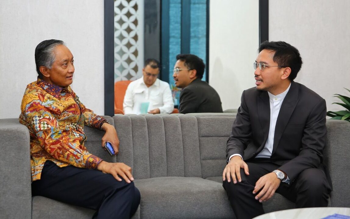 Menteri Pekerjaan Umum (PU) Dody Hanggodo (kiri) menerima kunjungan Kanjeng Gusti Pangeran Adipati Arya (KGPAA) Mangkunegara X, Gusti Bhre, pada Kamis (11/12) di Jakarta.