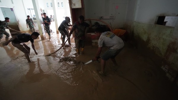 Keadaan di ruang informasi RSUD Muda Sedia Aceh Tamiang masih dipenuhi lumpur setinggi 50 cm pasca banjir hingga melumpuhkan pelayan medis di RS milik pemda Aceh Tamiang