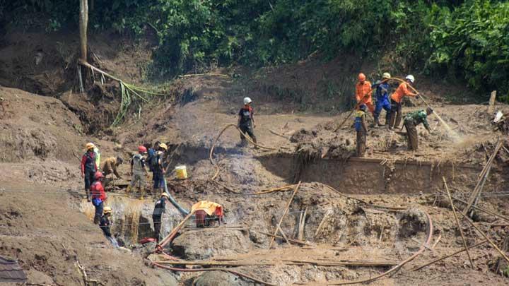 Proses evakuasi korban longsor di Kampung Pasirkuning hingga, Desa Pasirlangu, Cisarua, Kabupaten Bandung Barat pada Sabtu (24/1/2026)