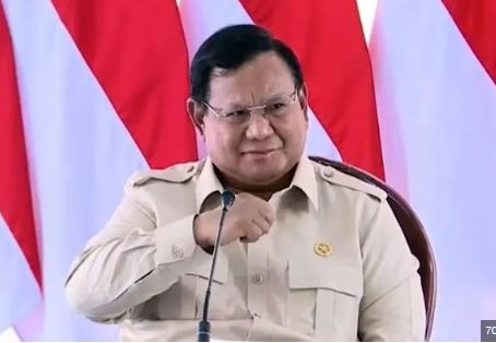 Presiden Prabowo Subianto memimpin rapat terbatas bersama sejumlah menteri dan jajaran direksi dari 15 BUMN, serta petinggi Danantara di kompleks Rumah Hunian Danantara di Kabupaten Aceh Tamiang, Provinsi Aceh, Kamis (1/1/2026).