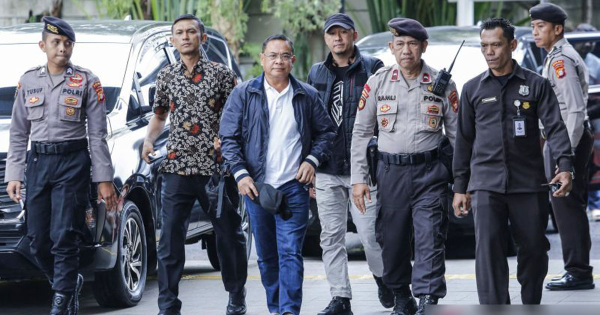 Bupati Pati Sudewo (tengah) dikawal petugas setibanya di Gedung Merah Putih KPK, Jakarta, Selasa (20/1/2026). Sudewo tiba di KPK untuk menjalani pemeriksaan lanjutan setelah terjaring dalam operasi tangkap tangan terkait dugaan korupsi pengisian jabatan perangkat desa di Kabupaten Pati, Jawa Tengah