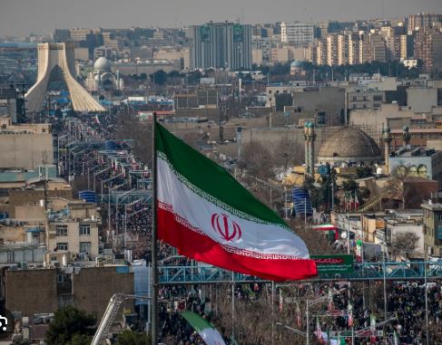 ilustrasi - bendera Iran berkibar dilangit kota.