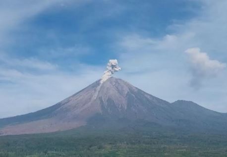 Gunung Semeru kembali erupsi dengan tinggi letusan sekitar 900 meter di atas puncak pada Rabu (7/1/2026) pagi.