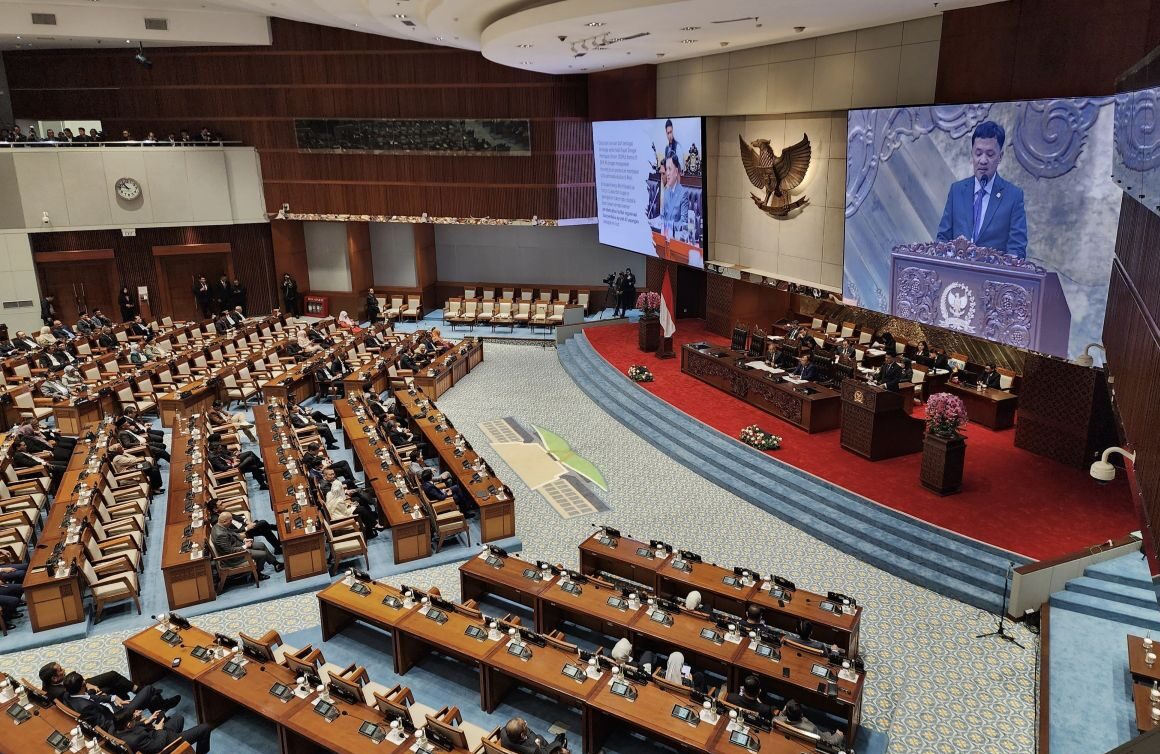Ketua Komisi III DPR RI Habiburokhman saat menyampaikan laporan Percepatan Reformasi Polri dalam rapat paripurna di kompleks parlemen, Jakarta, Selasa (27/1/2026).