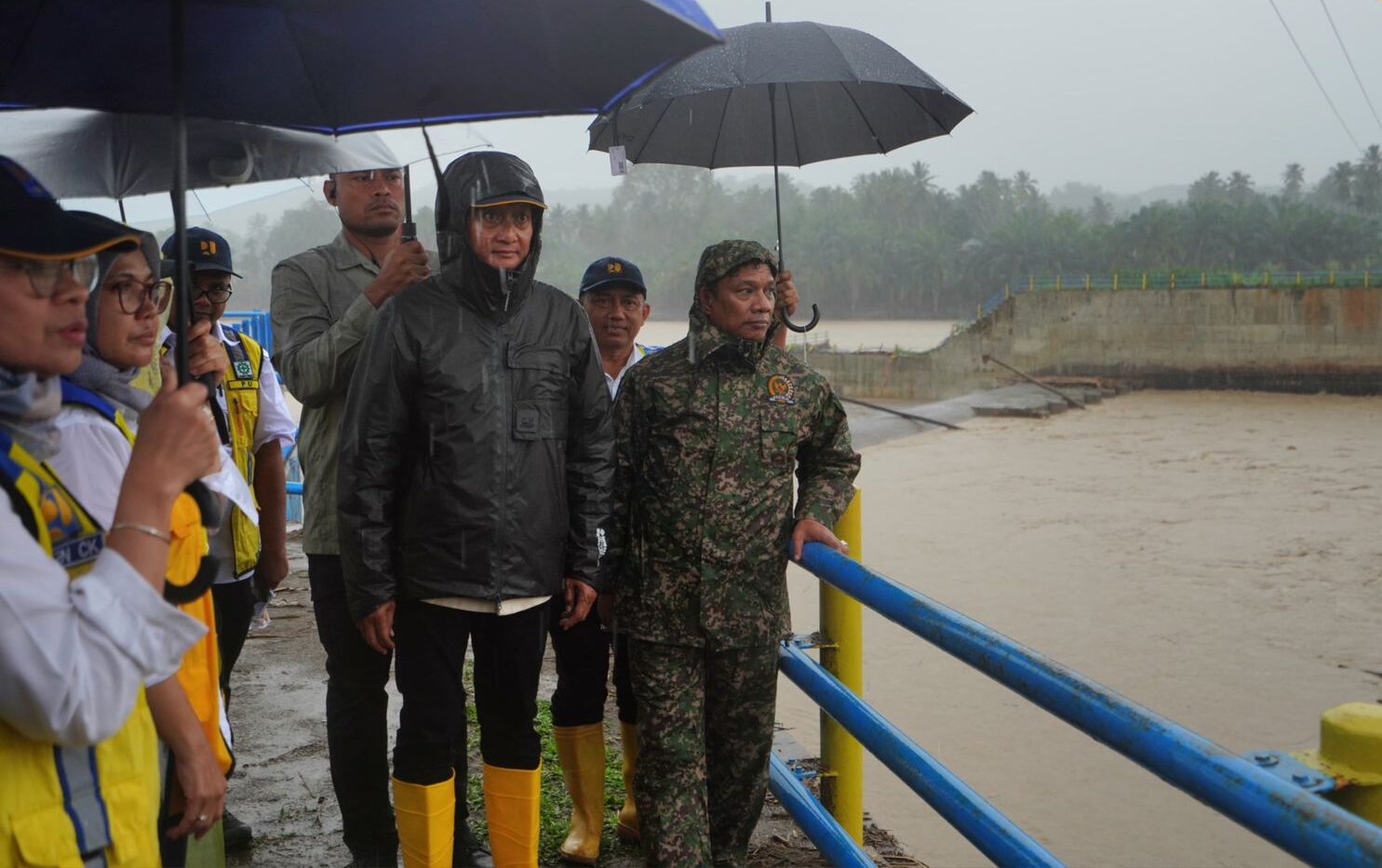 Menteri PU Dody Hanggodo saat meninjau langsung bendungan di Kabupaten Bireuen, Provinsi Aceh