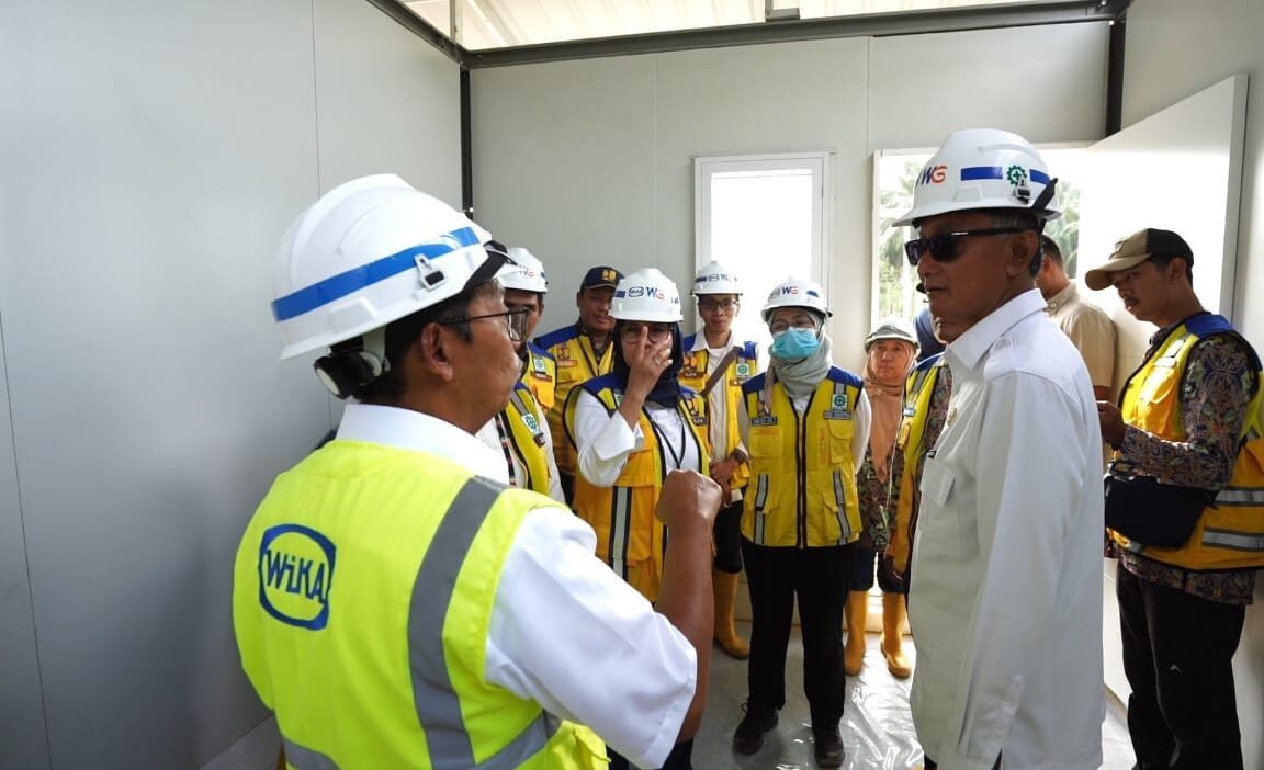 Menteri Pekerjaan Umum Dody Hanggodo meninjau langsung progres pembangunan hunian sementara (huntara) bagi masyarakat terdampak bencana di Gampong Bundar, Kabupaten Aceh Tamiang, Jumat (02/01/26).