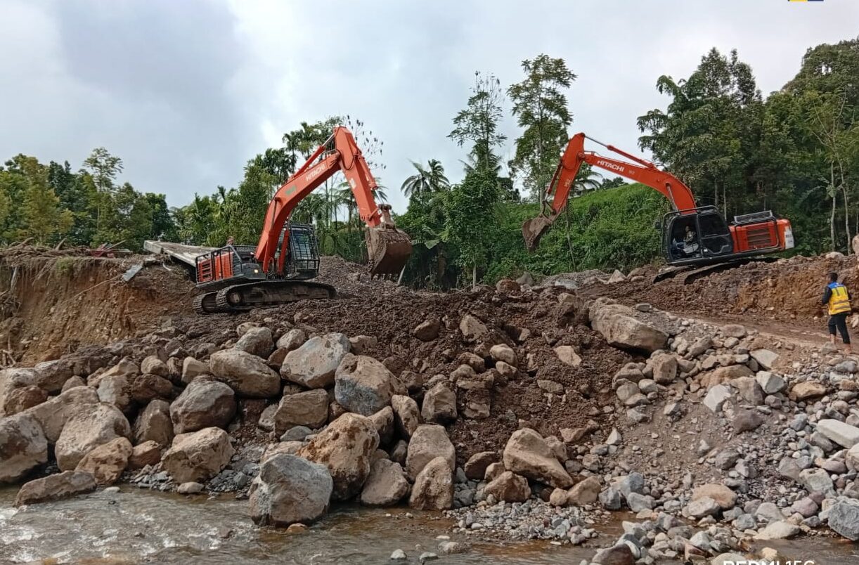 Ilustrasi - alat berat yang di kerahkan oleh Kementerauan PU, untuk menangani banjir bandang susulam di kab. Agam.