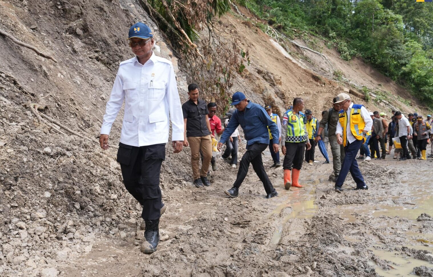 Menteri Pekerjaan Umum (PU) Dody Hanggodo meninjau langsung sejumlah infrastruktur terdampak bencana di Provinsi Aceh pada Minggu (4/1/2026).