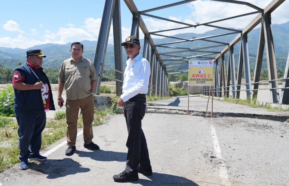Menteri PU Dody Hanggodo saat meninjau Jembatan Pantai Dona yang rusak akibat banjir bandang di Aceh Tenggara, Minggu (11/1/2026).