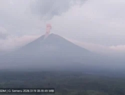 Gunung Semeru Erupsi Enam Kali Senin Pagi