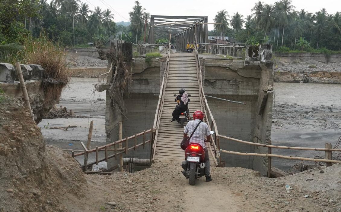 Kondisi Jembatan Jembatan Terputus di Kecamatan Jeumpa, Aceh.