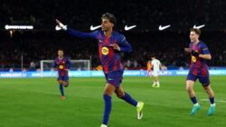 Selebrasi Lamine Yamal setelah mencetak gol untuk Barcelona dalam pertandingan Liga Spanyol 2025/26 lawan Real Oviedo di Stadion Camp Nou pada Minggu (25/1/2026).