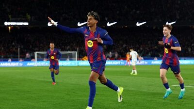 Selebrasi Lamine Yamal setelah mencetak gol untuk Barcelona dalam pertandingan Liga Spanyol 2025/26 lawan Real Oviedo di Stadion Camp Nou pada Minggu (25/1/2026).