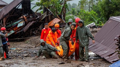 Ilustrasi - Timsar gabungan mengangkat mayat korban banjir bandang Sumatera.