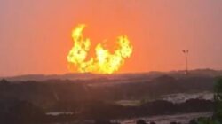 Api membumbung tinggi hingga 15 meter saat kejadian ledakan dan kebakaran akibat kebocoran pipa gas PT TGI di Inderagiri Hilir, Provinsi Riau.