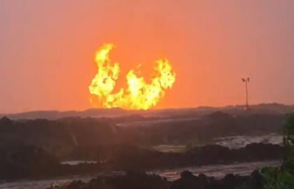 Api membumbung tinggi hingga 15 meter saat kejadian ledakan dan kebakaran akibat kebocoran pipa gas PT TGI di Inderagiri Hilir, Provinsi Riau.