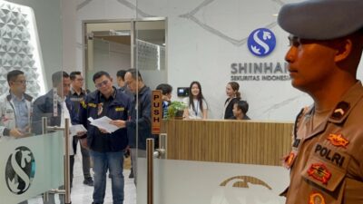 Direktorat Tindak Pidana Ekonomi Khusus (Dittipideksus) Bareskrim Polri menggeledah kantor PT Shinhan Sekuritas Indonesia di sebuah gedung perkantoran di kawasan Jakarta Selatan, Selasa (3/2).