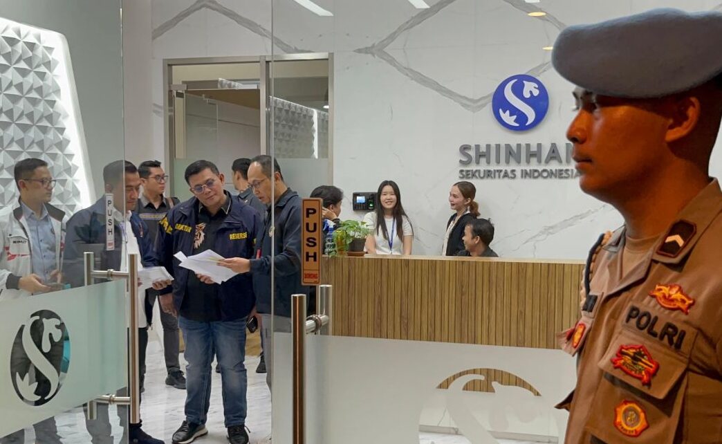 Direktorat Tindak Pidana Ekonomi Khusus (Dittipideksus) Bareskrim Polri menggeledah kantor PT Shinhan Sekuritas Indonesia di sebuah gedung perkantoran di kawasan Jakarta Selatan, Selasa (3/2).