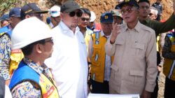 Menteri Pekerjaan Umum (PU) Dody Hanggodo didampingi Wakil Ketua Komisi VI DPR RI Andre Rosiade meninjau Ruas Koto Mambang–Balingka/Malalak, Rabu (28/1).