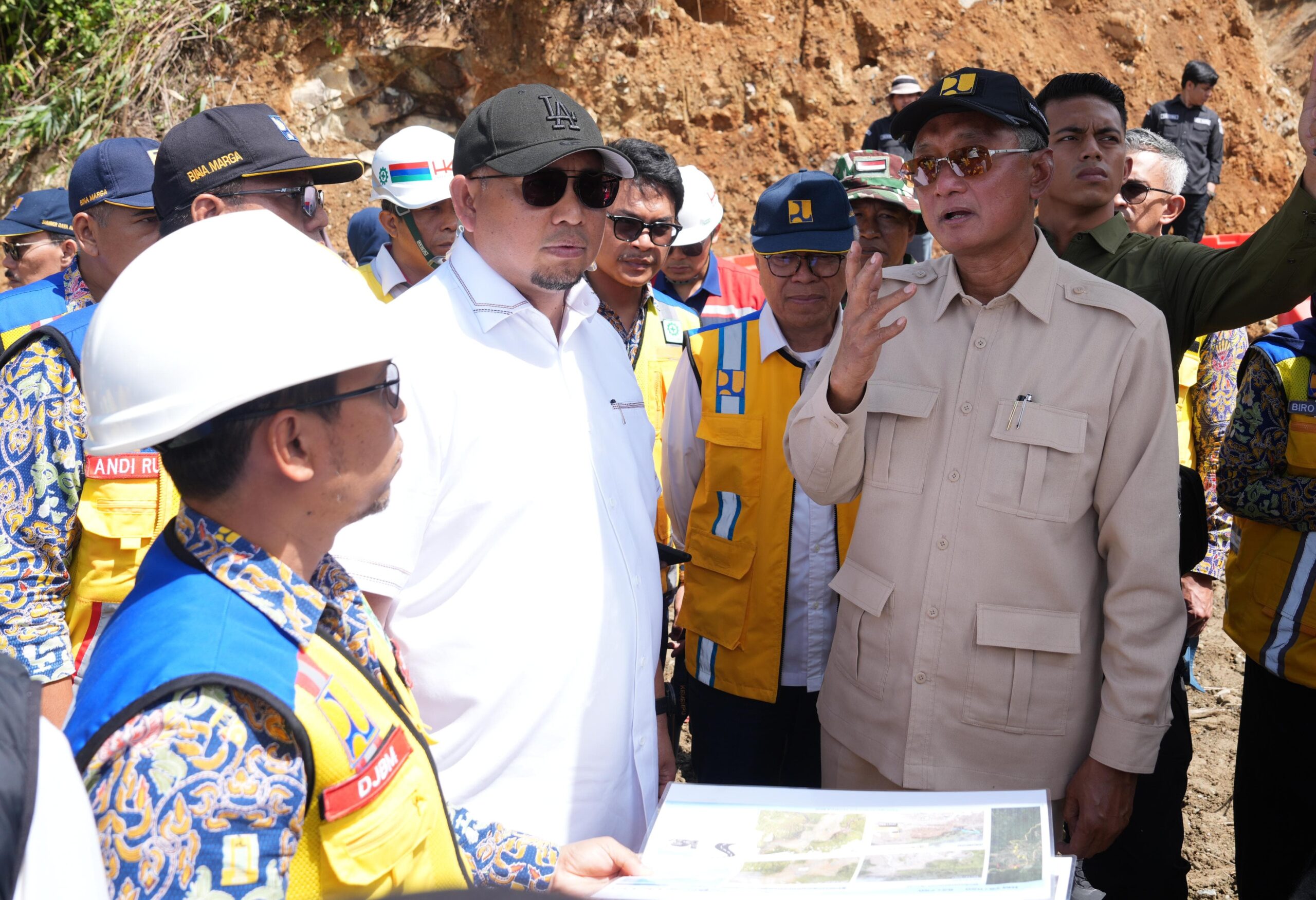 Menteri Pekerjaan Umum (PU) Dody Hanggodo didampingi Wakil Ketua Komisi VI DPR RI Andre Rosiade meninjau Ruas Koto Mambang–Balingka/Malalak, Rabu (28/1).