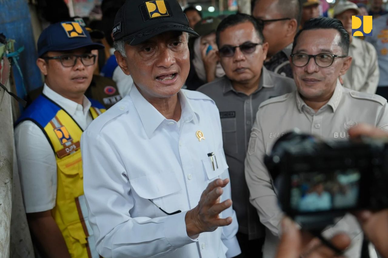 Menteri Pekerjaan Umum (PU) Dody Hanggodo (kiri) didampingi Bupati Tanah Datar Eka Putra meninjau Pasar Serikat C Batusangkar, yang berada di Kabupaten Tanah Datar, Sumatera Barat, Kamis (29/1).