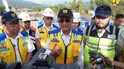 Dorong Padat Karya Bagi Masyarakat, Menteri Dody Tinjau Penanganan Tanggap Darurat Sungai Air Dingin Di Padang