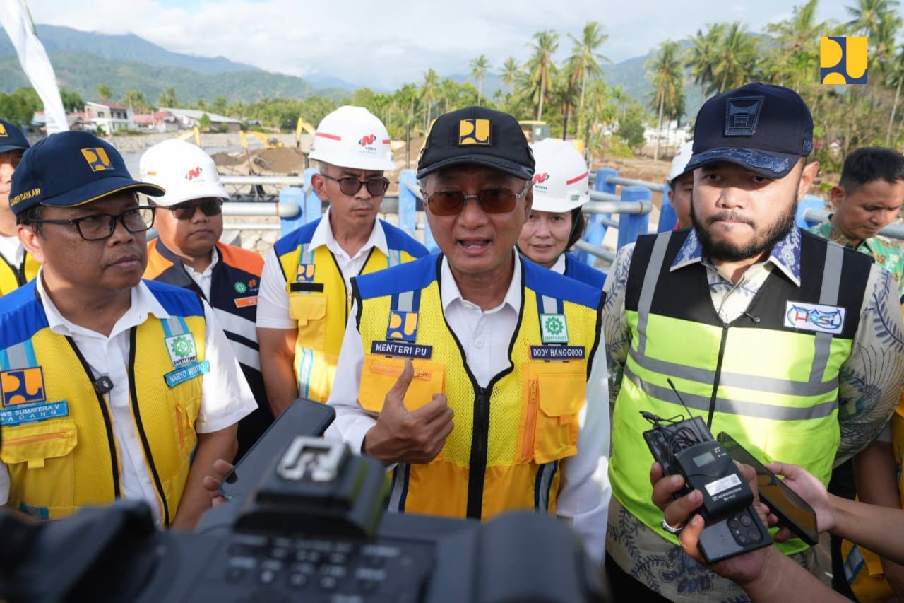 Menteri Pekerjaan Umum (PU) Dody Hanggodo meninjau langsung penanganan tanggap darurat bencana banjir Sungai Air Dingin di Kota Padang, Sumatera Barat, Kamis (29/1).