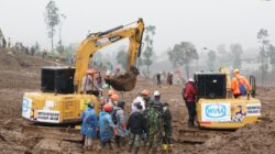 14 Excavator dikerahkan oleh Kementerian PU di Dua Area Evakuasi bencana longsor Cisarua.