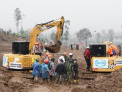 Kementerian PU Kerahkan 14 Excavator di Dua Area Evakuasi Bencana Longsor Cisarua