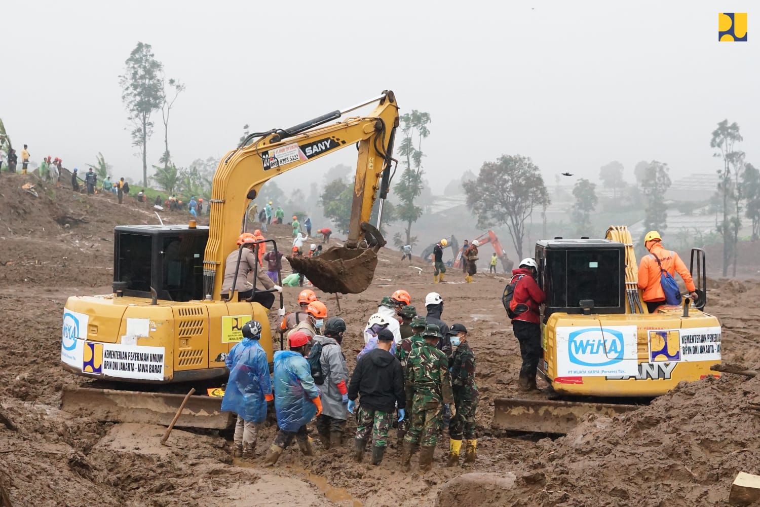 14 Excavator dikerahkan oleh Kementerian PU di Dua Area Evakuasi bencana longsor Cisarua.